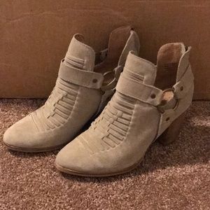 Seychelles Impossible bootie